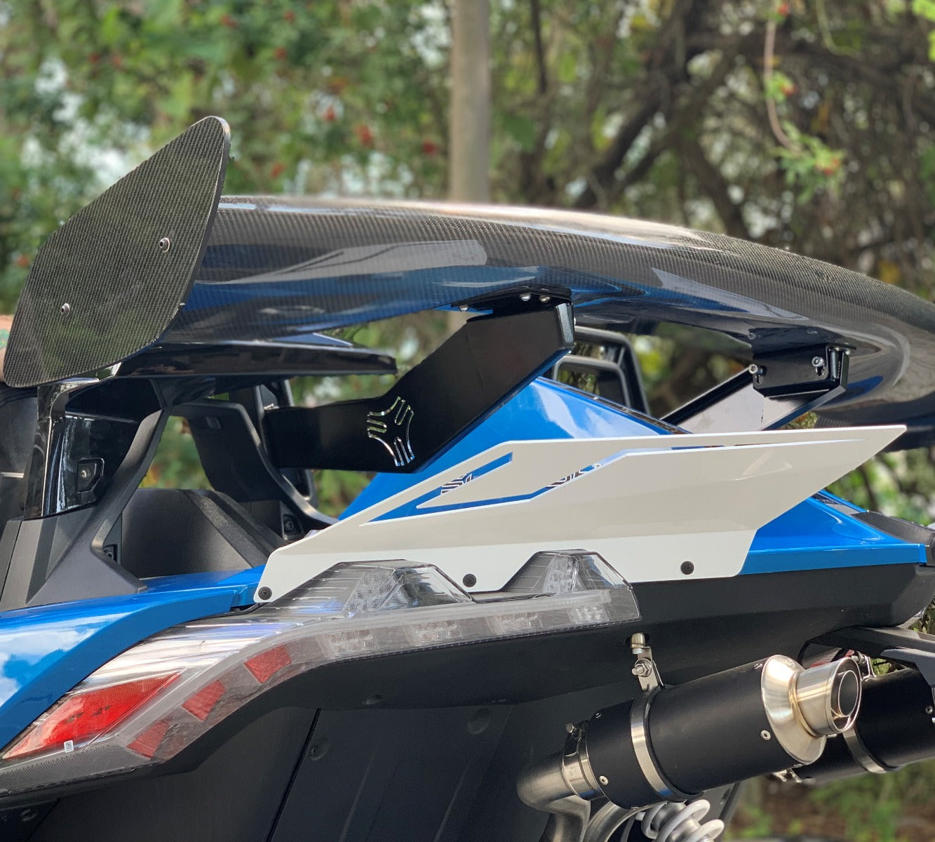 TWIST DYNAMICS REAR WING KIT FOR THE POLARIS SLINGSHOT - LARGE CARBON FIBER WING WITH BRACKETS 2017+ Square hoops only
