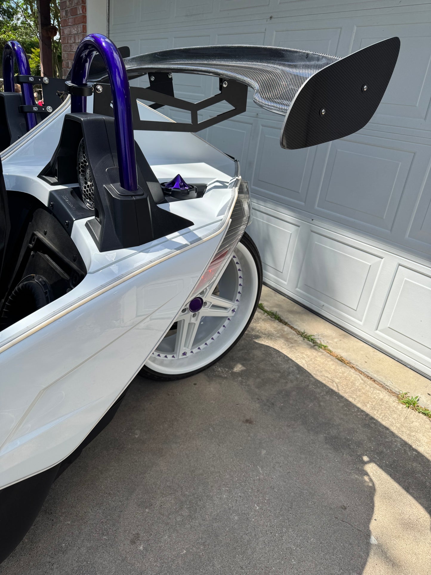 REAR CARBON FIBER WING KIT (INCLUDES MOUNTING BRACKETS) FOR THE POLARIS SLINGSHOT (2020+) | ROUND ROLL HOOP ONLY)